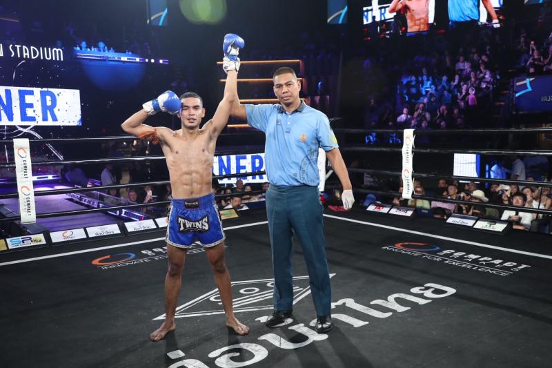 คู่ที่ 2 พิกัด 110 ปอนด์ ศิลปไทย ซูจีบะหมี่เกี๊ยว ...แพ้คะแนน... เพชรชุมพร เกียรติยอดยิ่ง คู่ที่ 2 พิกัด 110 ปอนด์ ศิลปไทย ซูจีบะหมี่เกี๊ยว ...แพ้คะแนน... เพชรชุมพร เกียรติยอดยิ่ง