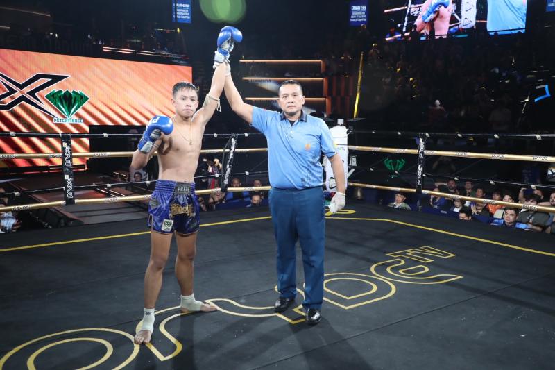 คู่ที่ 7 พิกัด 118 ปอนด์ เพชรส่องแสง เพชรเจริญวิทย์ ...แพ้คะแนน... เพชรมงคล สามารถพยัคฆ์อรุณยิมส์