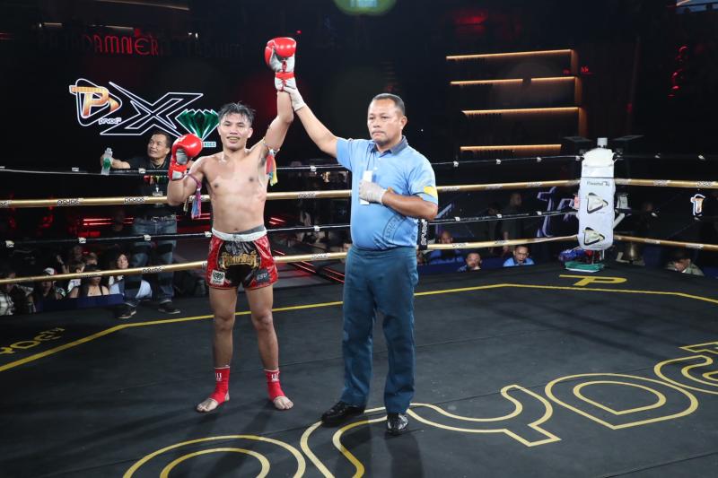 คู่ที่ 8 พิกัด 118 ปอนด์ ยอดกล้า เพชรยินดีอะคาเดมี่ ...ชนะคะแนน... ฤทธิพันธ์ พันธุ์ดักษ์รัตนบุรี