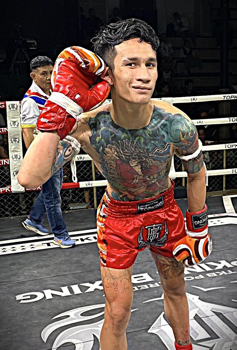 คู่ที่ 3 พิกัด 122 ปอนด์ วันพิชิต เพชรพรหมคุณมวยไทย ...ชนะน็อกยก 3... โรบินฮู้ด ไรซิ่งมวยไทย