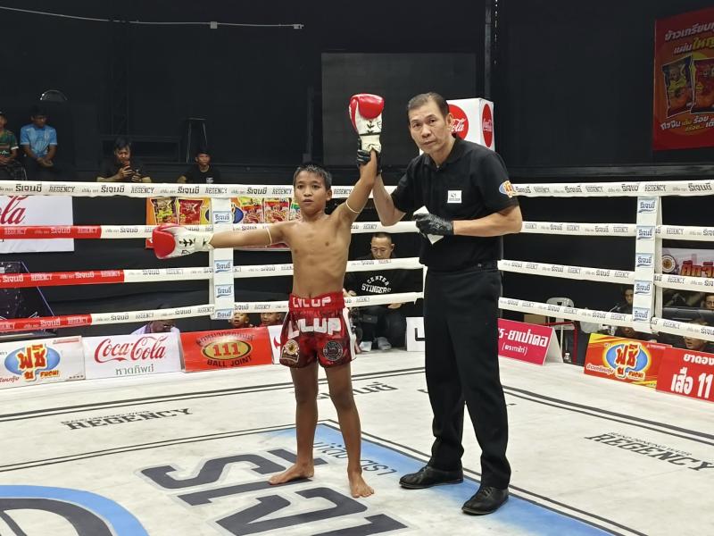 คู่แรก คู่ที่ 1 พิกัด 100 ปอนด์ โอโรโน่ ว.โชติช่วงมวยไทย ...ชนะคะแนน... สิงห์เพชร พัทยาอรุณโนทัย