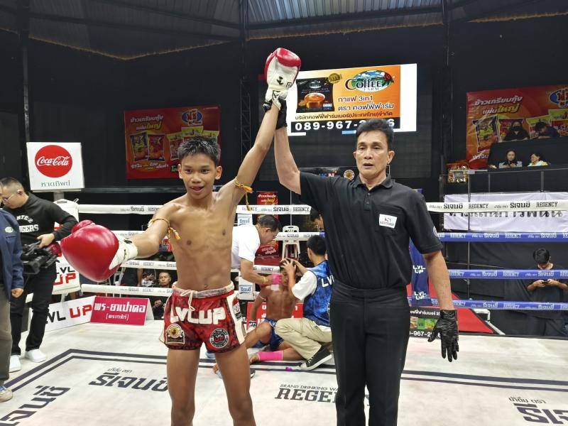 คู่ที่ 4 พิกัด 102 ปอนด์ เพชรสายฝน ซันรัตภูมิ ...ชนะน็อกยก 2... ปราบธรณี สิงห์คลองสี่