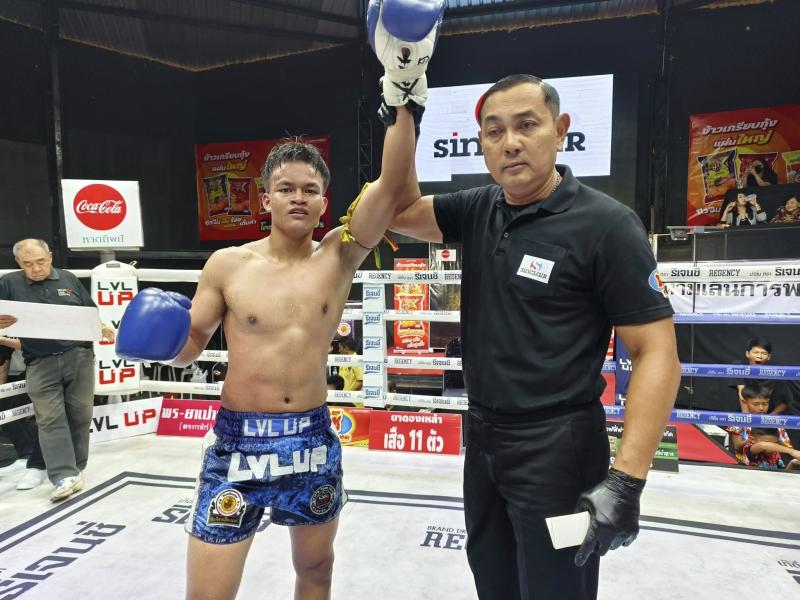 และคู่สุดท้าย คู่ที่ 8  พิกัด 138 ปอนด์ แบงค์ไทย ศิษย์สั่งปราบ ...แพ้คะแนน... เลิศศิลา ศิษย์ผู้กองฟอ