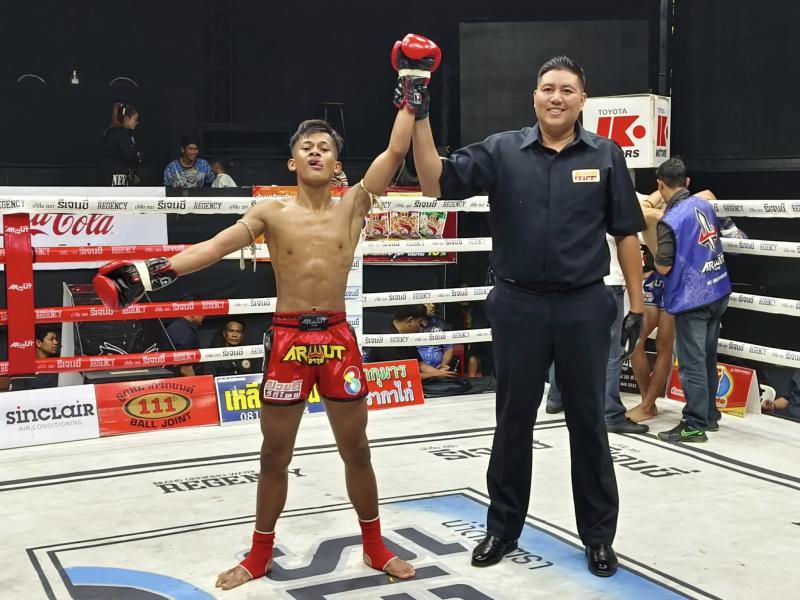 คู่แรก คู่ที่ 1 พิกัด 110 ปอนด์ สิงห์ดำ บ้านไร่มณฑา ...ชนะน็อกยก 4... ป้องเพชร ไอ้หนูนครบาล