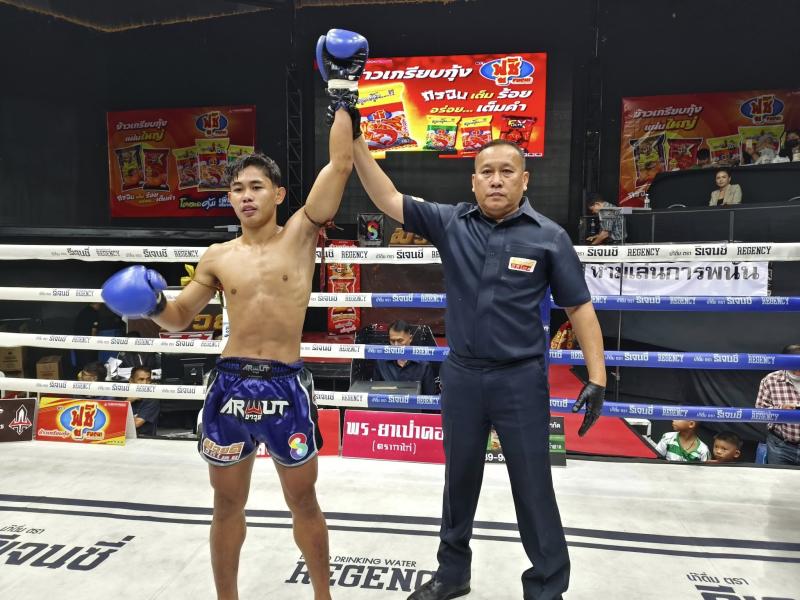 คู่ที่ 5 พิกัด 122 ปอนด์ เหนือเพชร พุฒิประชาชื่น ...แพ้น็อกยก 3... อนุสรณ์เล็ก ศิษย์บอลสกล