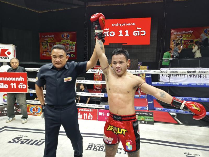 คู่ที่ 6 พิกัด 119 ปอนด์ หลานย่าแก้ว ก็อตชี้มวยชอบ ...ชนะคะแนน... คชสาร เจ.เอฟ.พุ่มพันธุ์ม่วง