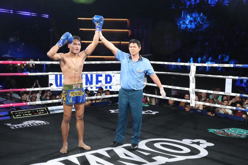 คู่ที่ 4 พิกัด 131 ปอนด์ แรมบ๊อง ส.เถระพัฒน์ ...แพ้คะแนน... ศิลาเงิน ลานนาโฮมแอนด์เรสเตอร์รอง คู่ที่ 4 พิกัด 131 ปอนด์ แรมบ๊อง ส.เถระพัฒน์ ...แพ้คะแนน... ศิลาเงิน ลานนาโฮมแอนด์เรสเตอร์รอง