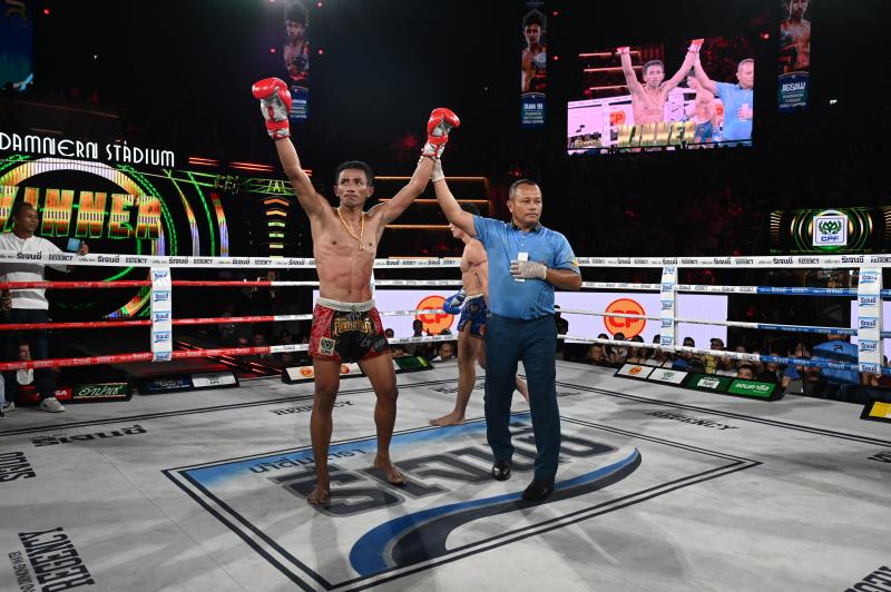 คู่ที่ 4  พิกัด 137 ปอนด์ เพชรพิเชษฐ์ หจก.กุ๊ปกุ๊ปสุทธิ ...ชนะคะแนน... มูฮัมหมัด เพชรยินดีอะคาเดมี่