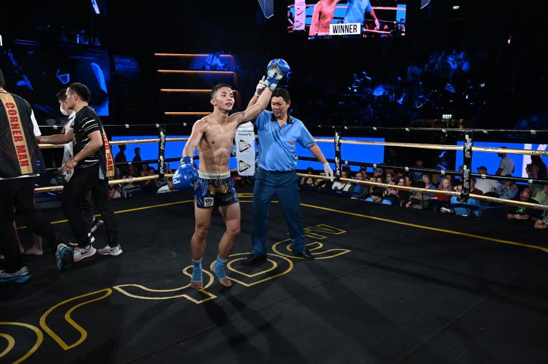 และคู่สุดท้าย คู่ที่ 8  พิกัด 119 ปอนด์ เพชรบึงกาฬ ลูกเจ้าแม่ไทรทอง ...แพ้น็อกยก 4... เจเจ เทพภาคิน