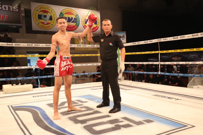 คู่แรก คู่ที่ 1 พิกัด 108 ปอนด์ ฟิวส์ ผดุงชัยมวยไทย ...ชนะคะแนน... ศิลาลาด สจ.เล็กเมืองนนท์