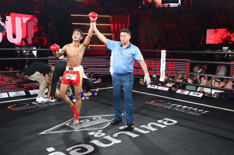 คู่ที่ 2 พิกัด 115 ปอนด์ แสงทองน้อย แสงทองค้าแก๊ส ...ชนะน็อกยก 2... เพชรมรกต ศิษย์สองพี่น้อง