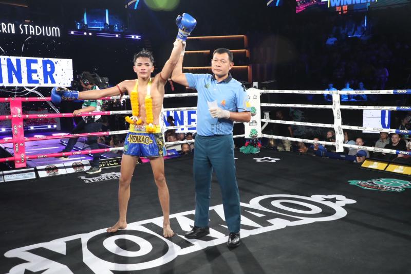 คู่แรก คู่ที่ 1 พิกัด 117 ปอนด์ ก้องเมืองไทย ศิษย์กำนันจีรวัฒน์ ...แพ้คะแนน... เพชรช่อฟ้า อีเกิ้ลมวย