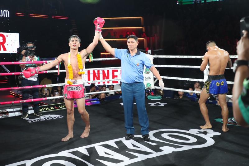 คู่ที่ 4  พิกัด 131 ปอนด์ สตางค์ทอง ช.ห้าพยัคฆ์ ...ชนะคะแนน... กริพเพน ราชานนท์