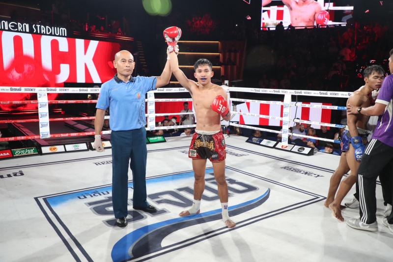 คู่แรก คู่ที่ 1 พิกัด 113 ปอนด์ หลานย่าโม ศิษย์มนต์ชัย ...ชนะน็อกยก 4... พลอยมงคล จ.เมืองศรี