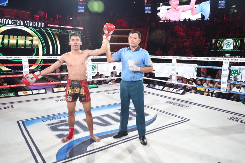 คู่ที่ 2 พิกัด 112 ปอนด์ เพชรนาคา ศิษย์เจริญทรัพย์ ...ชนะคะแนน... มรกตเขียว ส.เรืองสวัสดิ์