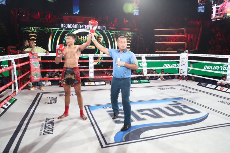 คู่ที่ 3 พิกัด 135 ปอนด์ น้ำตาเดือด เกียรติฉัตรชัย ...ชนะคะแนน... พีระพัฒน์ ศิษย์เสี่ยส่ง