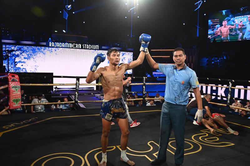 และคู่สุดท้าย คู่ที่ 9  พิกัด 131 ปอนด์ ยอดธง เกียรตินาวี ...แพ้น็อกยก 3... ธงน้อย ว.สังข์ประไพ