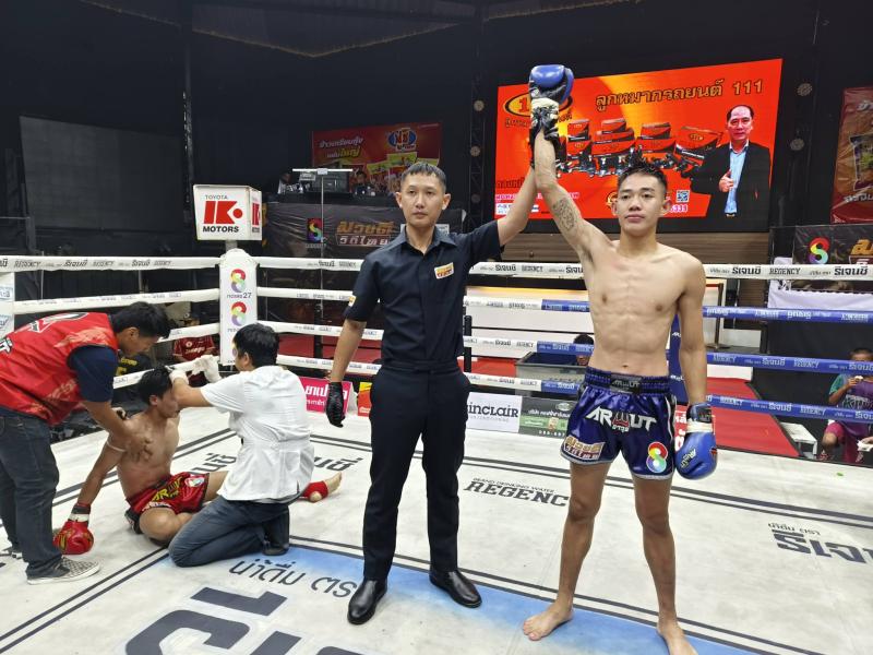 และคู่สุดท้าย คู่ที่ 6  พิกัด 117 ปอนด์ เขียวไพลิน JF.พุ่มพันธ์ม่วง ...แพ้น็อกยก 3... คาเวียร์น้อย พ