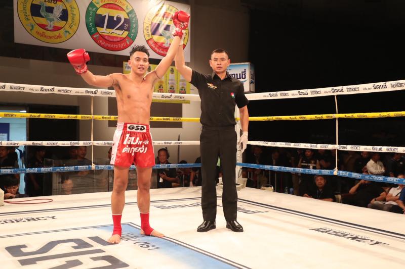 คู่แรก คู่ที่ 1 พิกัด 127 ปอนด์ สิงห์พยัคฆ์ กิตติเมืองสตูล ...ชนะคะแนน... ชาตินักรบ ร.ร.กีฬาแม่สอด