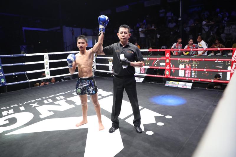 คู่แรก คู่ที่ 1 พิกัด 104 ปอนด์ สายน้ำ สวนอาหารปีกไม้ ...แพ้คะแนน... เพชรซงหมิง ศิษย์เสี่ยเจ๋งนายกไก