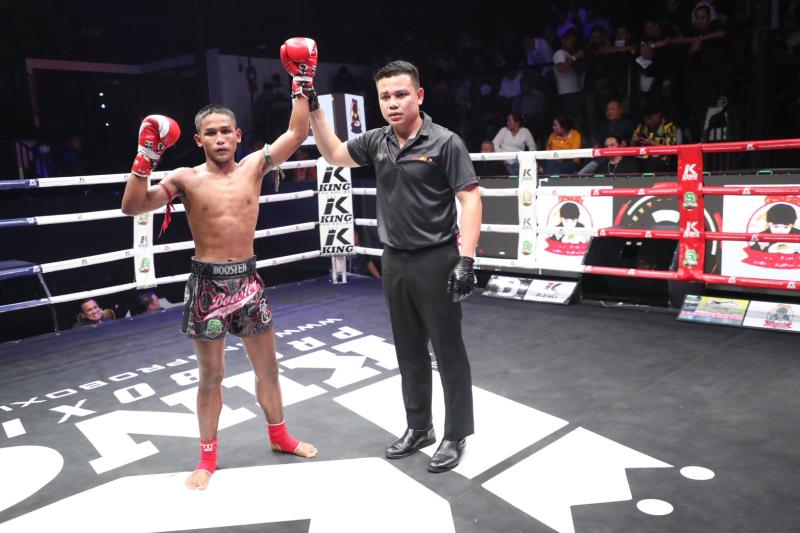 คู่ที่ 2 พิกัด 106 ปอนด์ เขาล้านเล็ก ศิษย์ขุนทัพ ...ชนะน็อกยก 5... เพชรตะวัน ศิษย์ป๋าก้อง