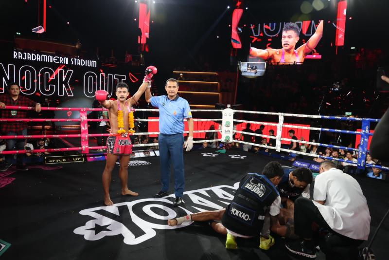 และคู่สุดท้าย คู่ที่ 8  พิกัด 135 ปอนด์ สุครีพ ส.บุญมีฤทธิ์ ...ชนะน็อกยก 3... เผด็จศึก เอ็นเอฟ.ลูกสว