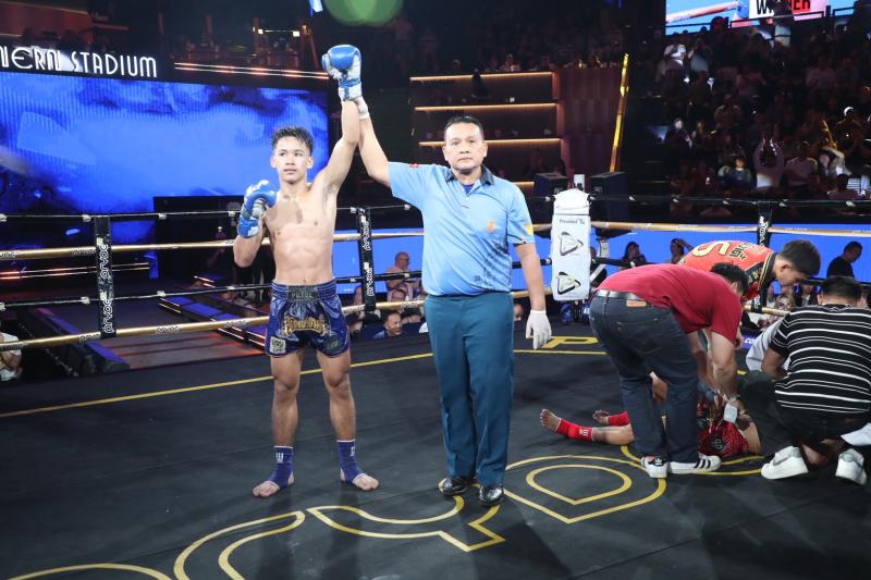 คู่ที่ 6 พิกัด 119ต่อ120 ปอนด์ เพชรส่องแสง เพชรเจริญวิทย์ ...แพ้น็อกยก 3... เทียนหลวง อึ่งอุบล