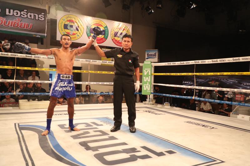 คู่ที่ 4 พิกัด 113 ปอนด์ เพชรบ้านไร่ สิงห์มาวิน ...แพ้คะแนน... สิงห์ดำ เกียรติฟูเฟื่อง