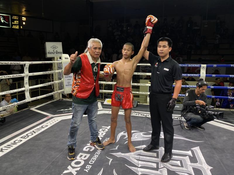 คู่แรก คู่ที่ 1 พิกัด 100 ปอนด์ เพชรใหม่ กระเป๋าลิงกี้ ...ชนะน็อกยก 4... ซุปเปอร์จิ๋ว ส.พงษ์อมร