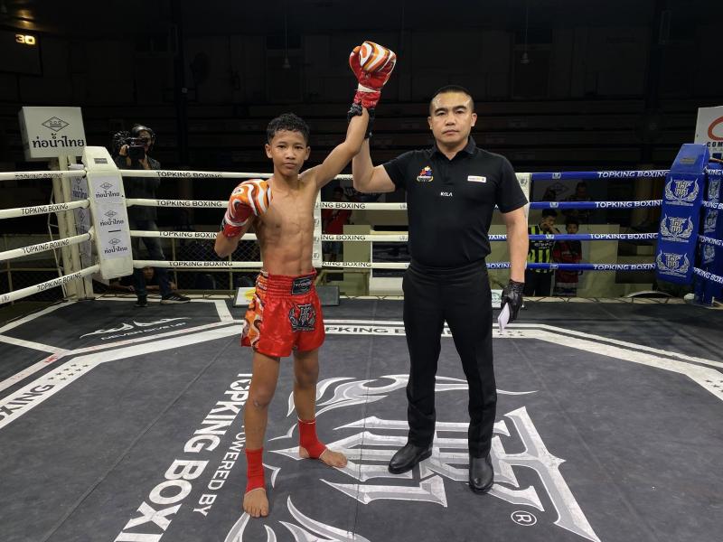 และคู่สุดท้าย คู่ที่ 5  พิกัด 100 ปอนด์ ขุนดำริห์ แบงค์ทองคำใต้เพชรบุรี ...ชนะคะแนน... จักรดาว ส.สุภ