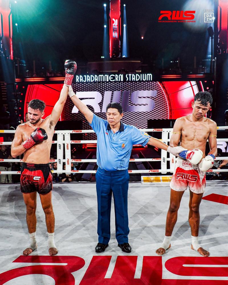 คู่ที่ 6 พิกัด 135 ปอนด์ ซาวาส ไมเคิล ...ชนะคะแนน... สิทธิศักดิ์ ส.ประสพโชค