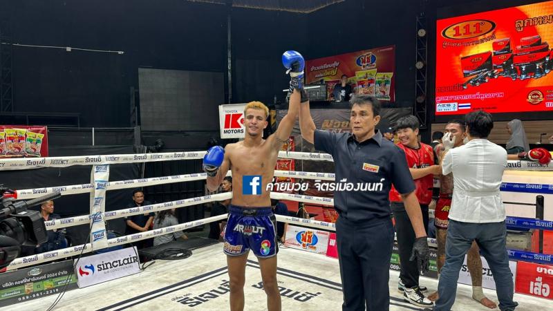 และคู่สุดท้าย คู่ที่ 8 พิกัด 132 ปอนด์ ปฏักชัย พชรยิม ...แพ้น็อกยก 4... ยาย่า ศิษย์ ช. และคู่สุดท้าย คู่ที่ 8 พิกัด 132 ปอนด์ ปฏักชัย พชรยิม ...แพ้น็อกยก 4... ยาย่า ศิษย์ ช.