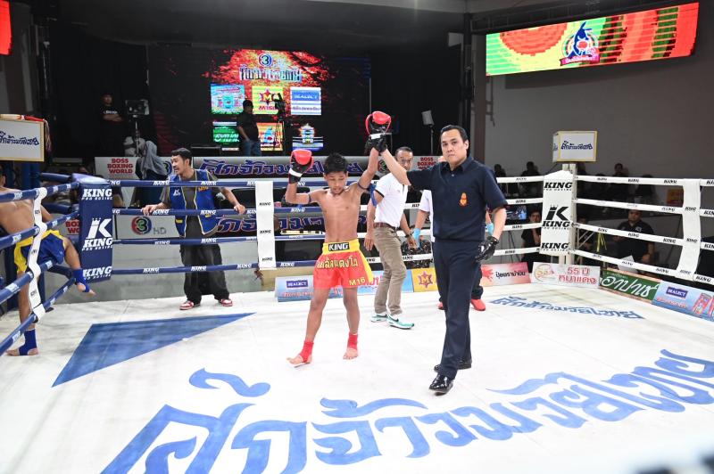 คู่ที่ 2 พิกัด 102 ปอนด์ เกล็ดเพชร ศักดิ์อินเตอร์ ...ชนะฟาวล์ยก 3... ดาวเหนือ ศิษย์ฉลามขาว