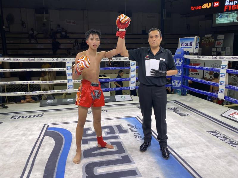 คู่ที่ 2 พิกัด 111 ปอนด์ เพชรสกาย พี.เค.แสนชัยมวยไทยยิม ...ชนะคะแนน... เพชรโพธิ์ศรี เกียรติจอมบึง