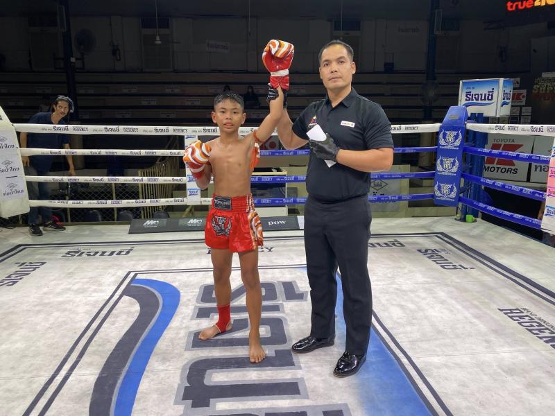 และคู่สุดท้าย คู่ที่ 5  พิกัด 100 ปอนด์ ปฏักอรุณ เทพภาคิน ...ชนะคะแนน... ทหารเอก กระเป๋าลิ้งกี้