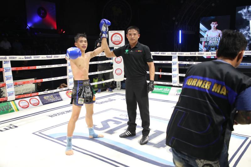 คู่แรก คู่ที่ 1 พิกัด 100ต่อ101 ปอนด์ เพชรอะตอม เกียรติจำรูญ ...แพ้น็อกยก 4... เพชรหลวง ภ.หลักบุญ