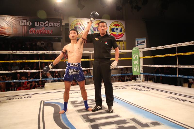 คู่ที่ 4 พิกัด 122 ปอนด์ ศักดิ์เล็ก ลูกเจ้าพ่อโรงต้ม ...แพ้น็อกยก 2... เอกลักษณ์ ส.สมานการ์เม้นท์ คู่ที่ 4 พิกัด 122 ปอนด์ ศักดิ์เล็ก ลูกเจ้าพ่อโรงต้ม ...แพ้น็อกยก 2... เอกลักษณ์ ส.สมานการ์เม้นท์