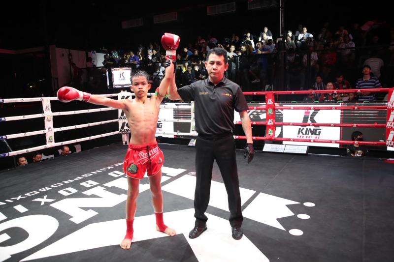 คู่ที่ 7 พิกัด 100 ปอนด์ สายฟ้า สวนอาหารปีกไม้ ...ชนะน็อกยก 5... แชมป์ ศิษย์ อ.ปราโมทย์