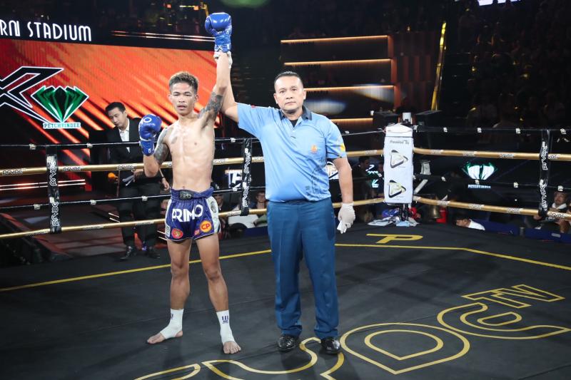 คู่ที่ 6 พิกัด 116 ปอนด์ เพชรส่องแสง เพชรเจริญวิทย์ ...แพ้น็อกยก 2... เพชรอนุวัฒน์ ใต้คู้บอน