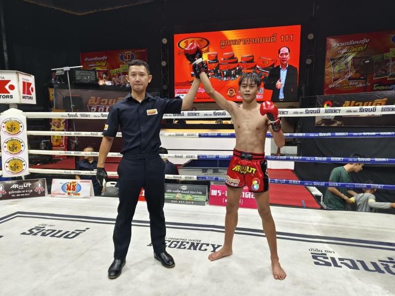 และคู่สุดท้าย คู่ที่ 8  พิกัด 105 ปอนด์ คูก้า สิงห์บัลลังก์ทอง ...ชนะคะแนน... เดชศักดิ์ดา ไอ้หนูนครบ