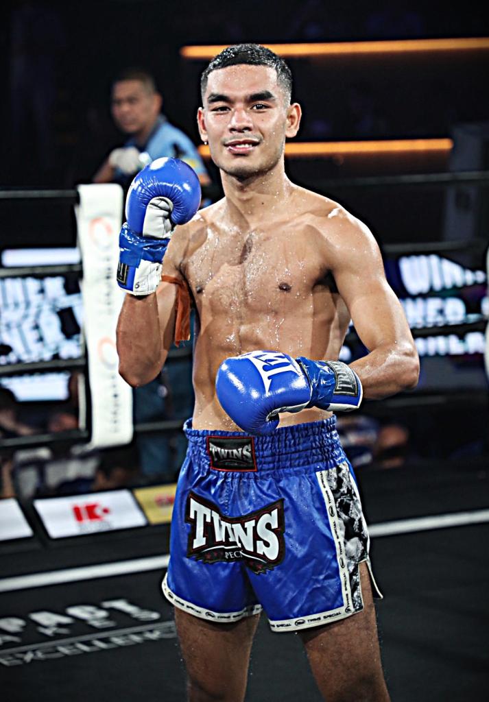 เพชรชุมพร เกียรติยอดยิ่ง