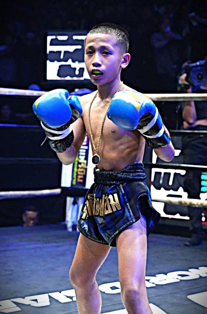 ฉัตรมังกร ปานนิวัฒน์มวยไทย